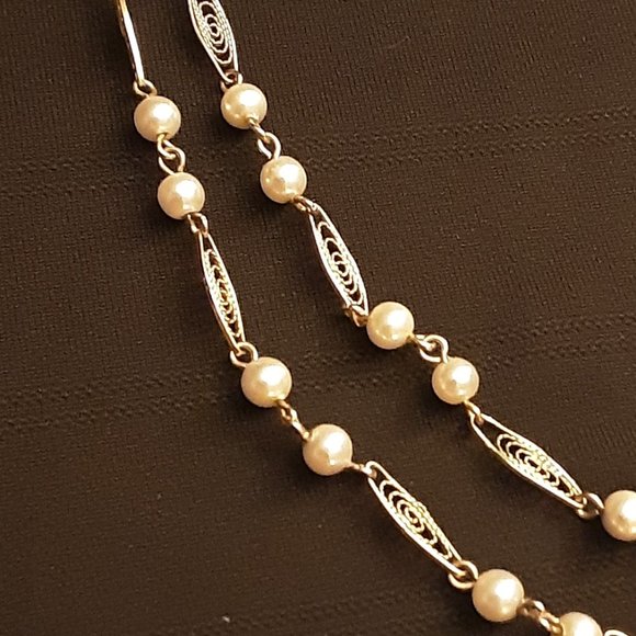 Vintage Pearl and Goldtoned Double Strand Necklace Signed TRIFARI - Picture 3 of 6